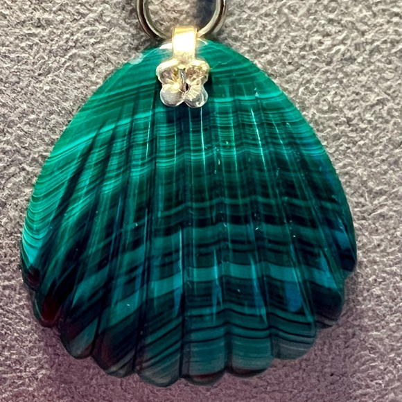 unbranded Jewelry - Scallop shell Malachite pendant.